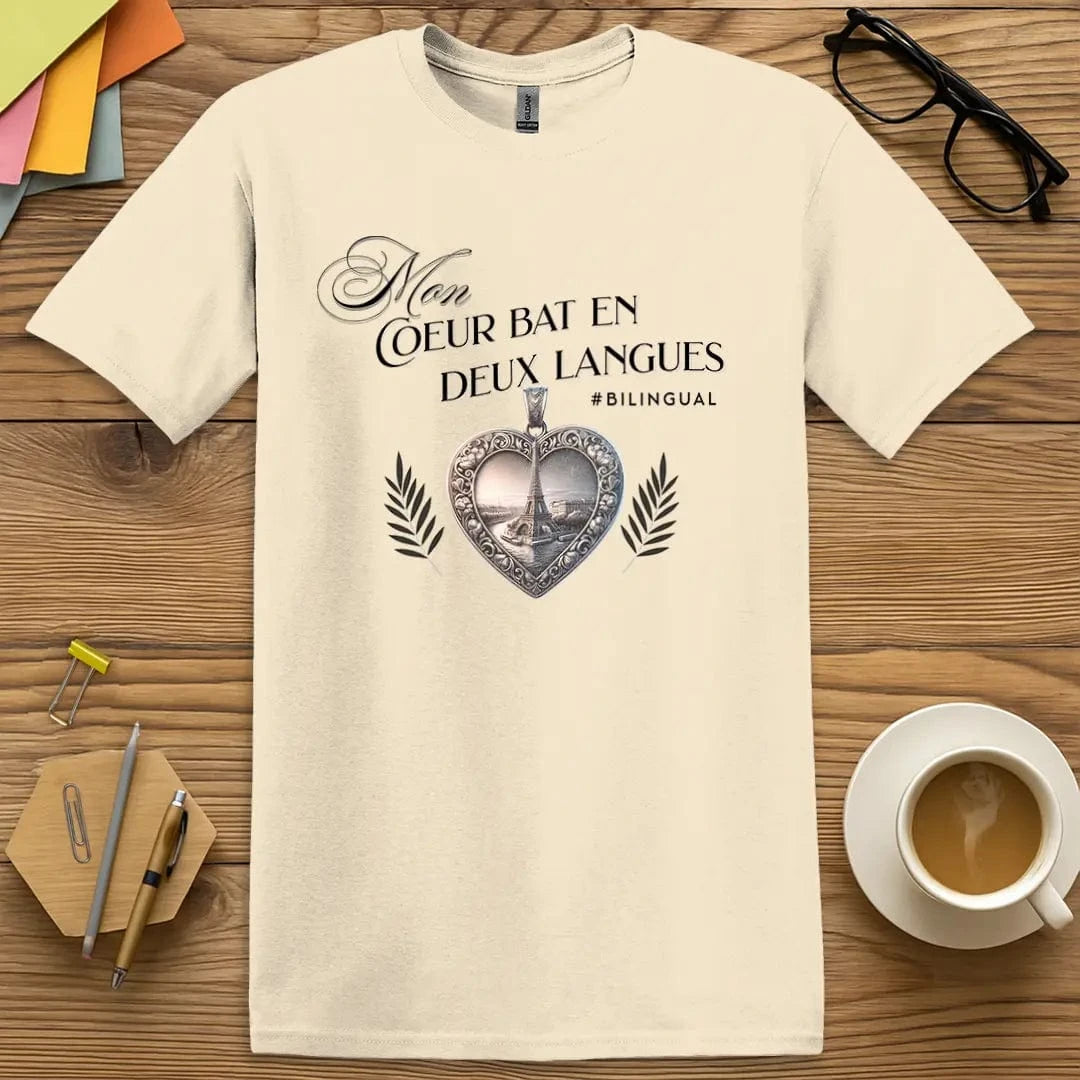 Natural T-shirt with “Mon cœur bat en deux langues” design featuring an ornate heart pendant and Eiffel Tower – soft and romantic bilingual style